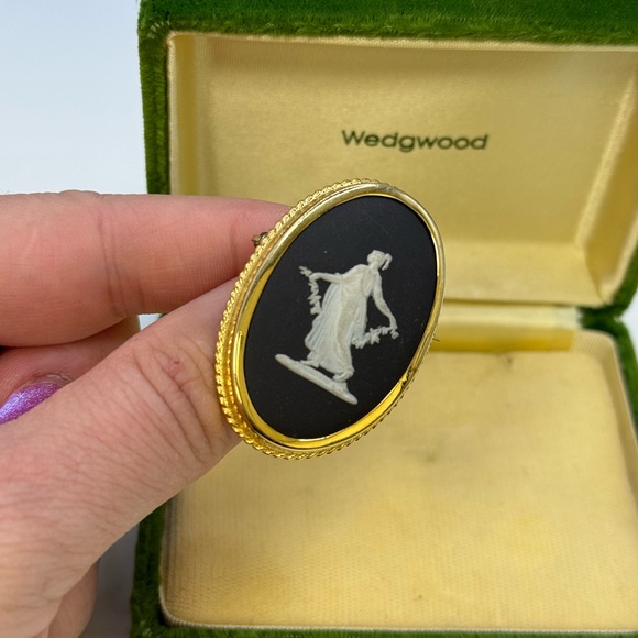 VERY RARE Black bassalt Wedgwood cameo gold filled pin brooch pin pendant - Picture 9 of 11